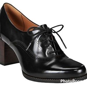 Clarks Tarah Victoria bootie . Very good used condition. No flaws. Size 7